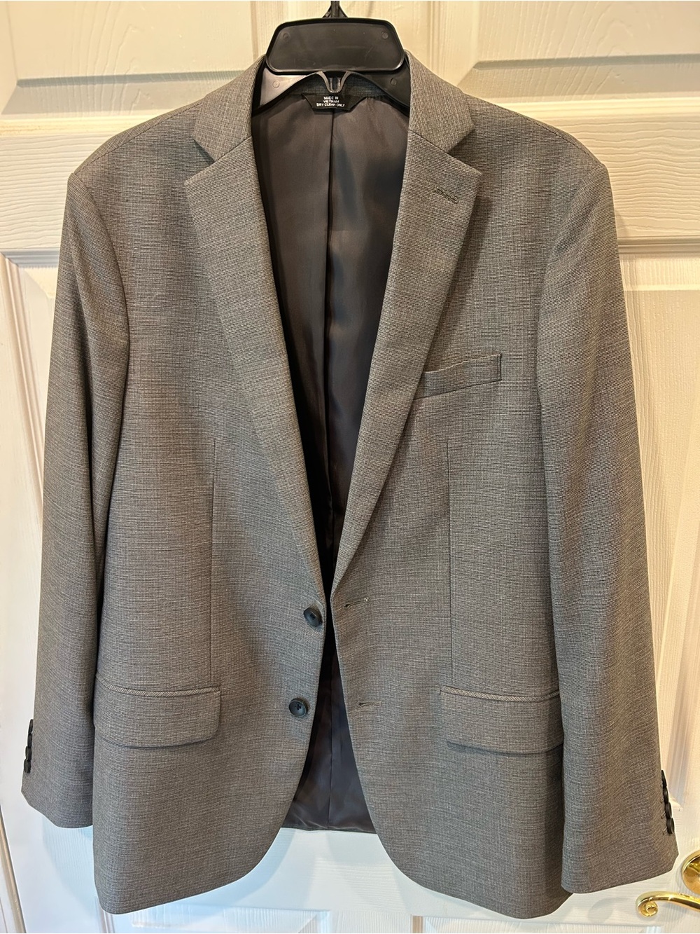 LIKE NEW Haggar Men's Light Gray Two-Button Sport Coat.